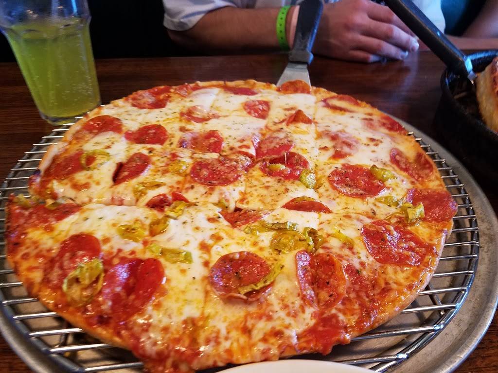 Old Chicago Pizza and Taproom | restaurant | 2495 S Oneida St, Green Bay, WI 54304, USA | 9208841112 OR +1 920-884-1112