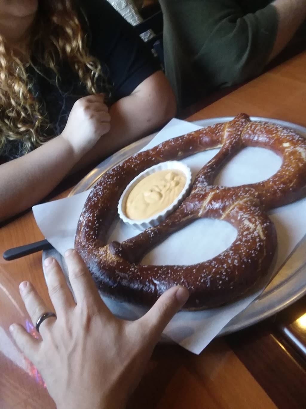 Crossroads Tavern & Eatery | restaurant | 396 W Irving Park Rd, Wood Dale, IL 60191, USA | 6308600055 OR +1 630-860-0055