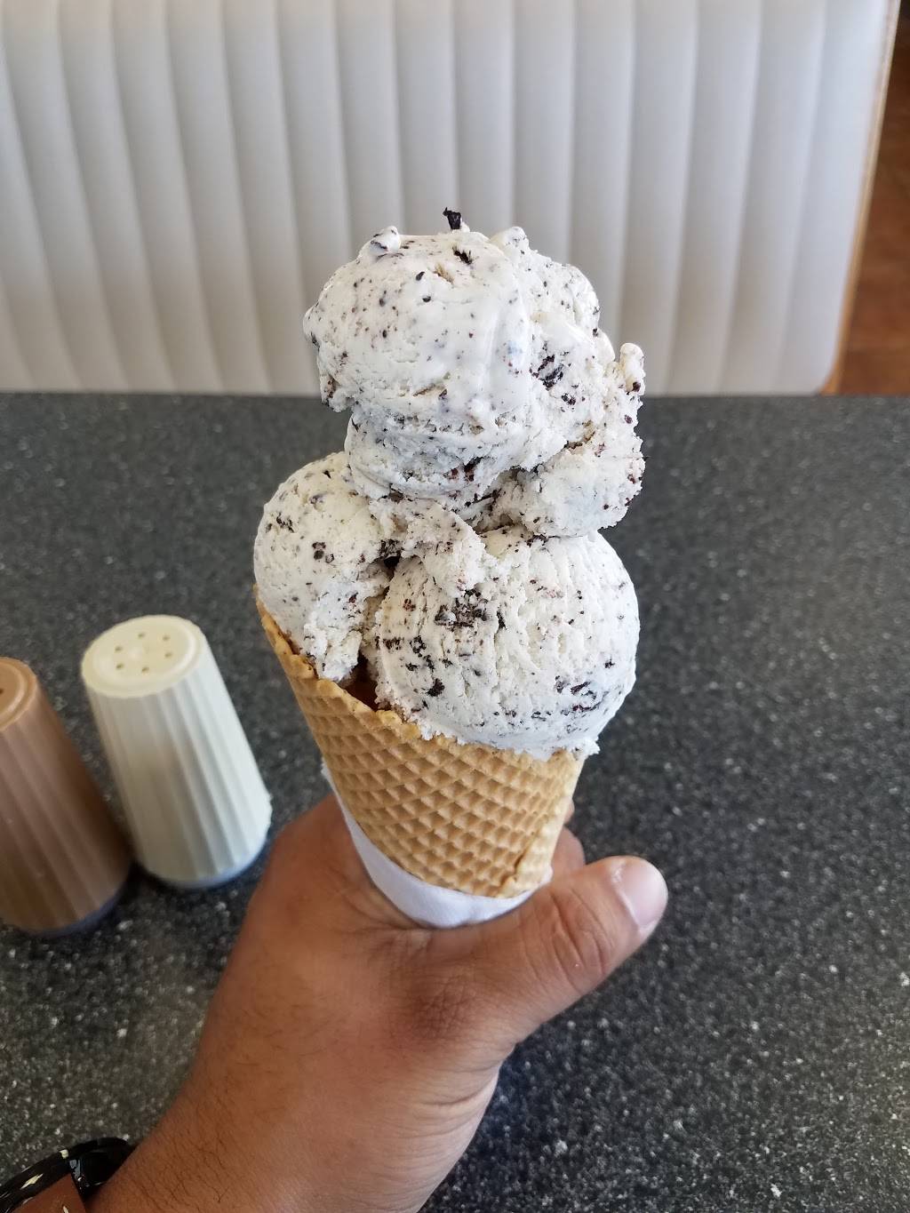 Braums Ice Cream & Burger Restaurant | restaurant | 907 S Cockrell Hill Rd, Duncanville, TX 75137, USA | 9727098946 OR +1 972-709-8946