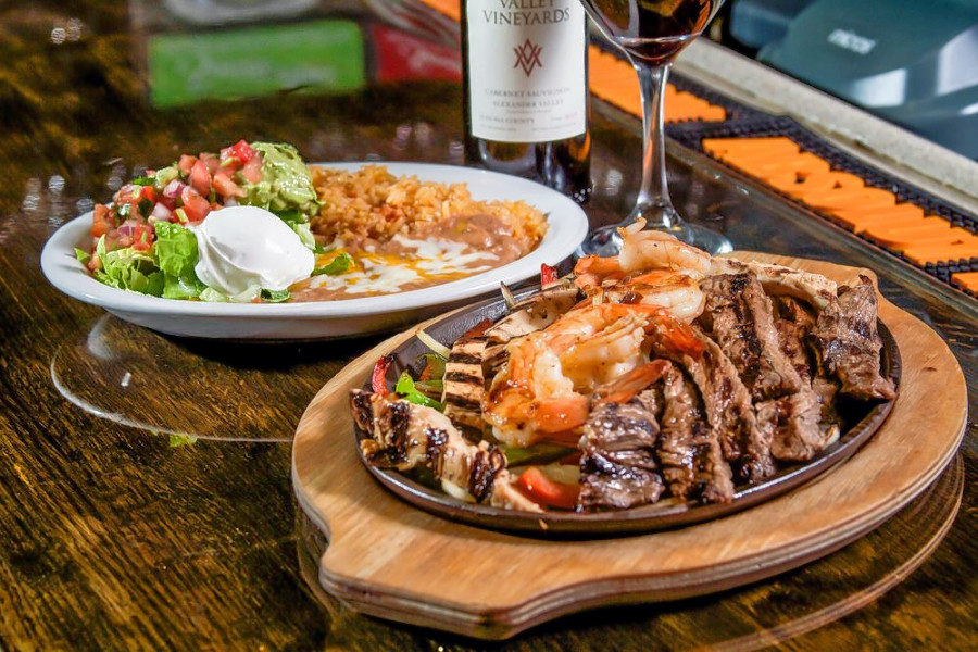 Monarca Queen | restaurant | 940 N Central Ave, Medford, OR 97501, USA | 5415313536 OR +1 541-531-3536