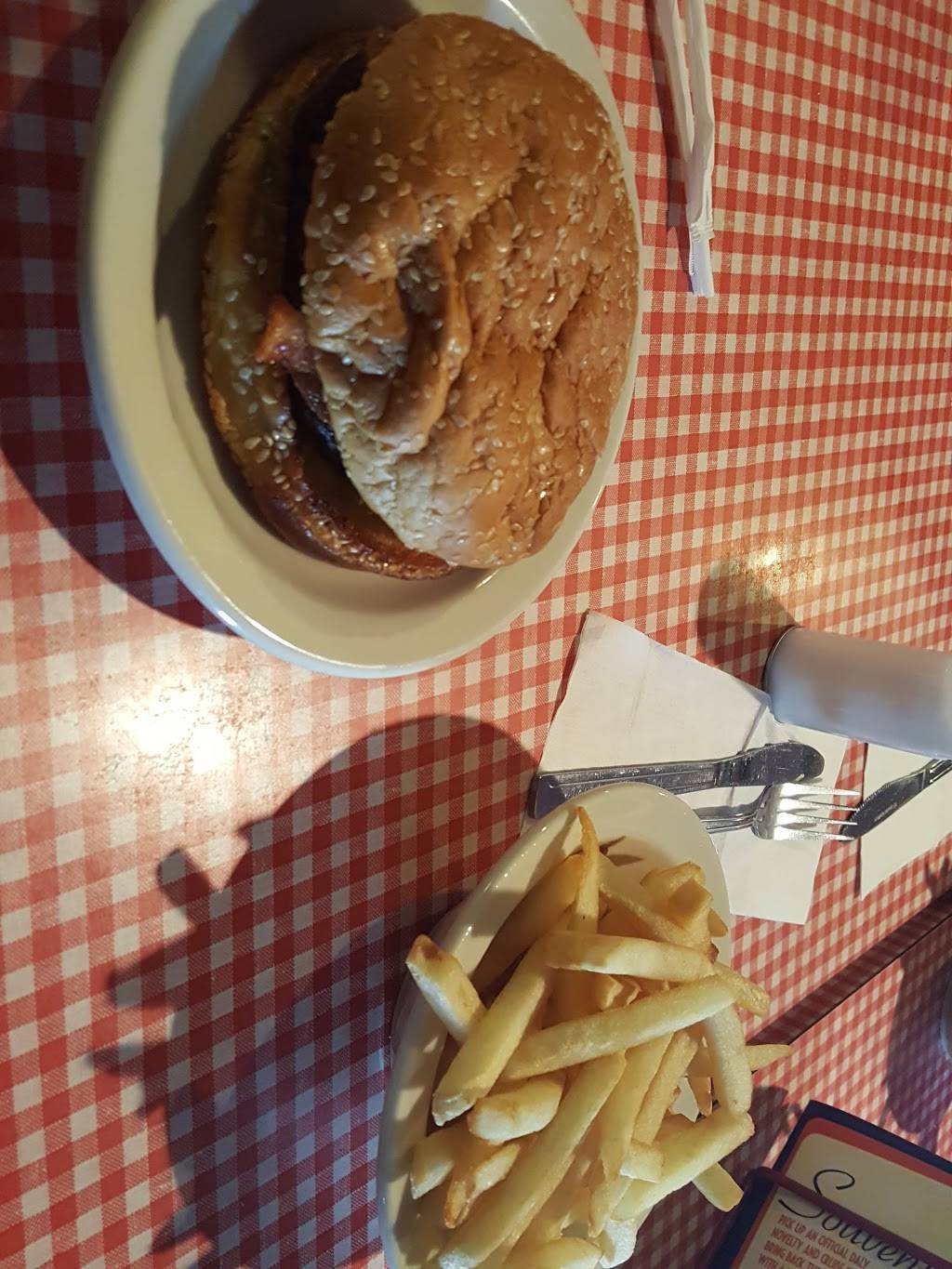 Daly Drive-In | restaurant | 31500 Plymouth Rd, Livonia, MI 48150, USA | 7344274474 OR +1 734-427-4474