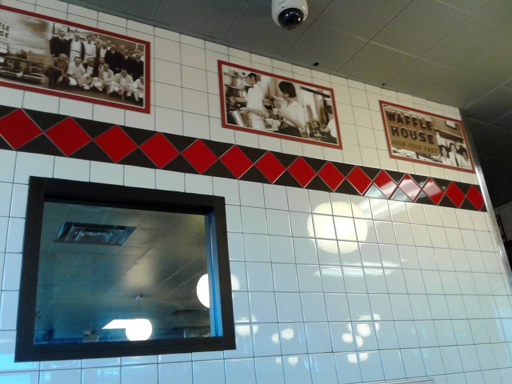 Waffle House | meal takeaway | 201 E County Line Rd, Littleton, CO 80122, USA | 3037381000 OR +1 303-738-1000