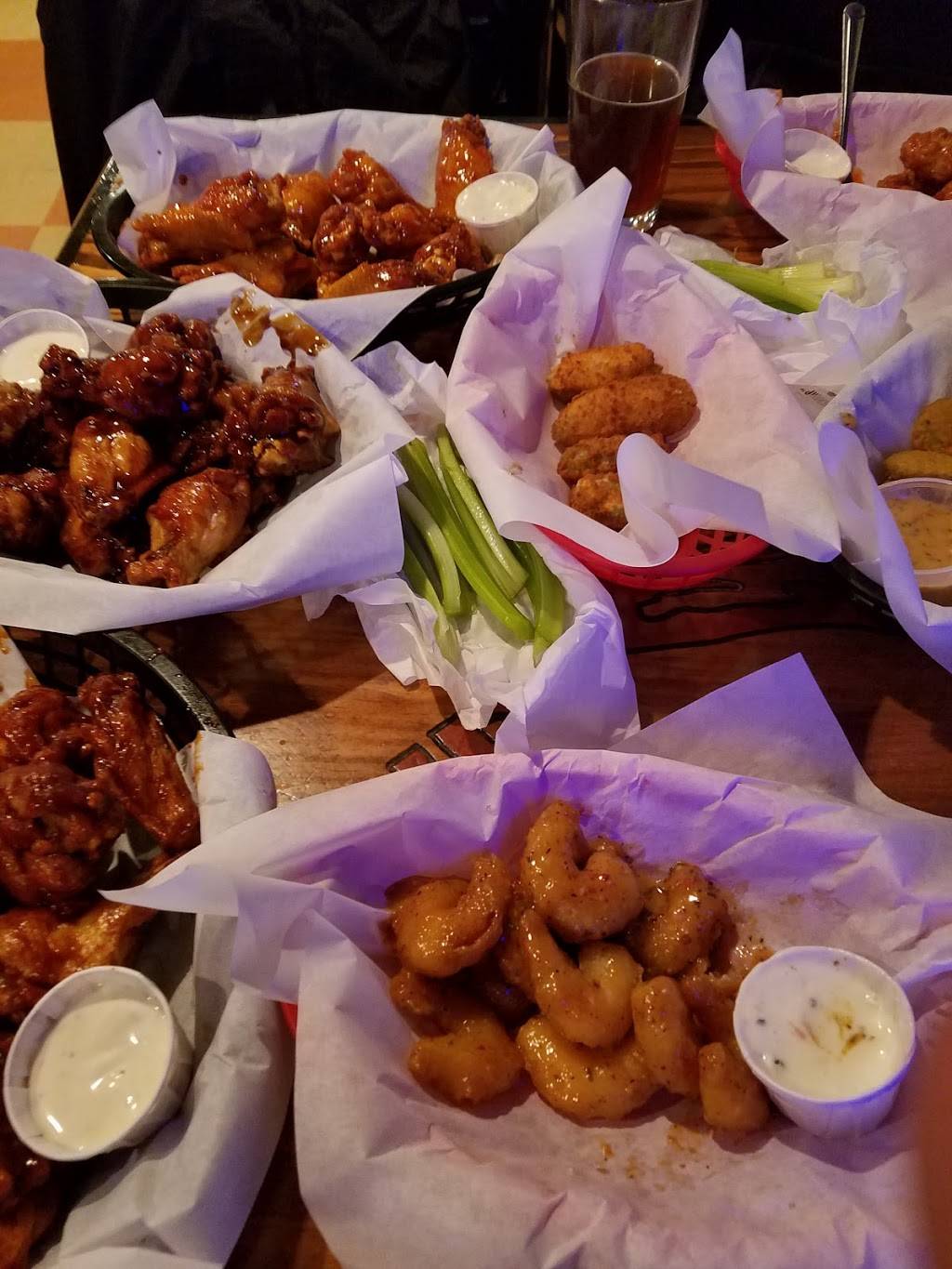 Legend Larrys | restaurant | 2035 University Ave, Green Bay, WI 54302, USA | 9204357000 OR +1 920-435-7000