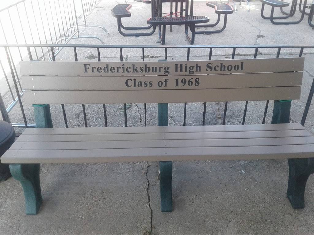 Heres 2U | restaurant | 208 W Main St, Fredericksburg, IA 50630, USA | 5632376062 OR +1 563-237-6062