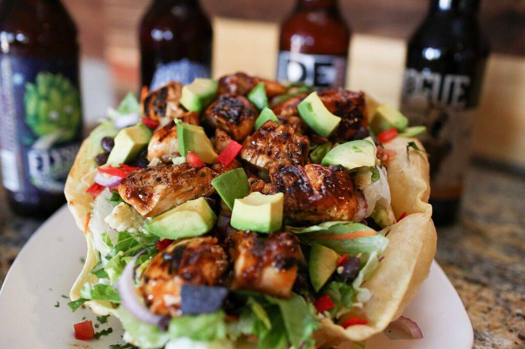 Hurricanes Bar & Grill | restaurant | 200 Main St #201, Huntington Beach, CA 92648, USA | 7143740500 OR +1 714-374-0500