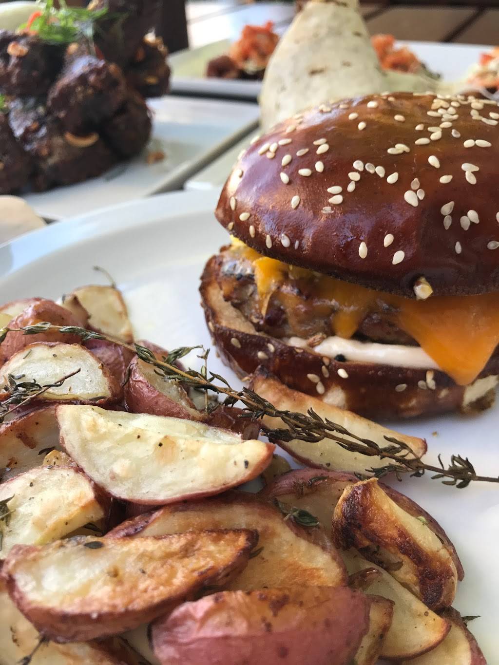 Hungry Crowd | restaurant | 10140 Riverside Dr, Toluca Lake, CA 91602, USA | 8188537858 OR +1 818-853-7858