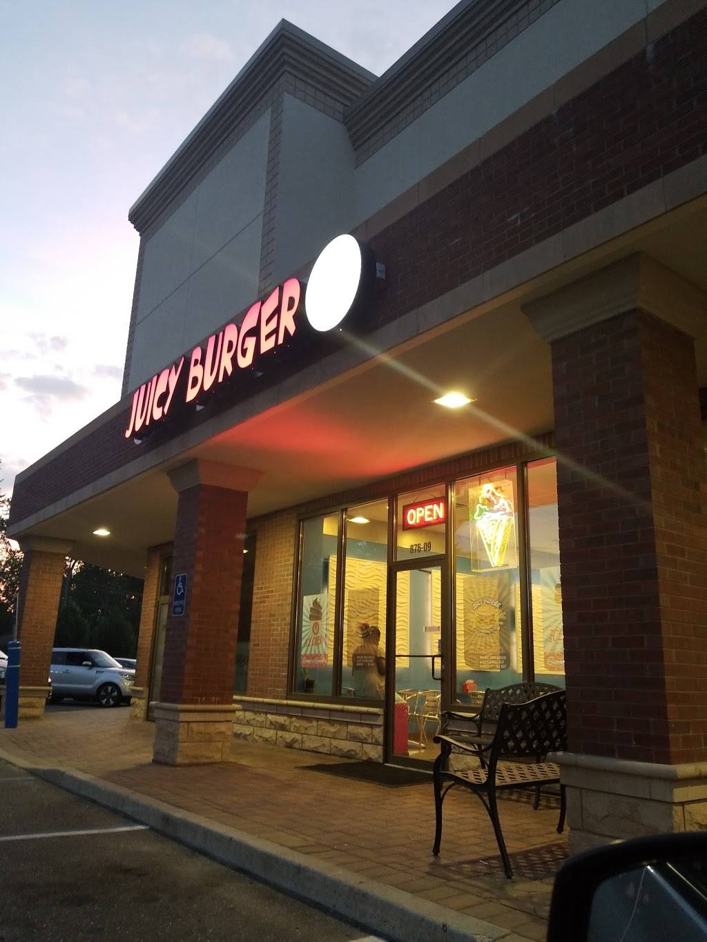 Juicy Burger / Scoops & Sprinkles | restaurant | 876 Connetquot Ave, Islip Terrace, NY 11752, USA | 6314464446 OR +1 631-446-4446