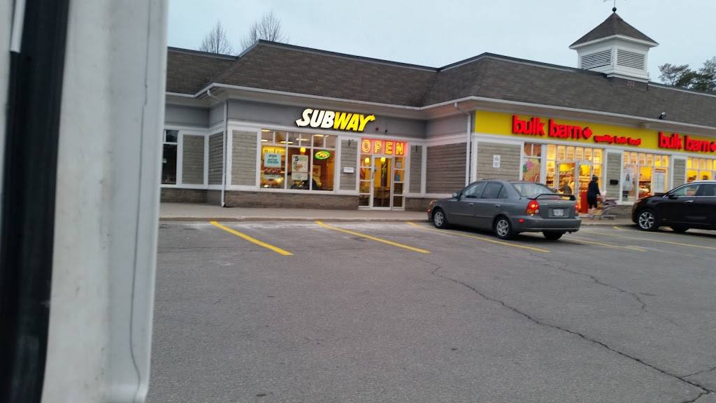 Subway | restaurant | 252 Lakeshore Rd W, Mississauga, ON L5H 1G6, Canada | 9052785033 OR +1 905-278-5033