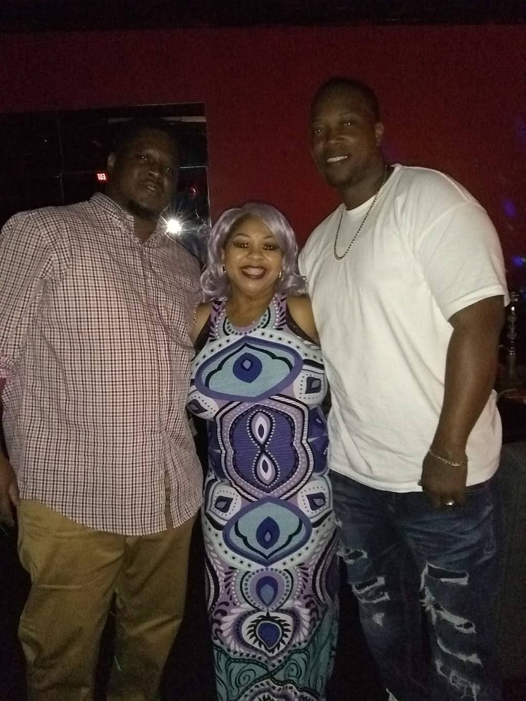 Sneaky Petes Hot Dogs | restaurant | 7070 Aaron Aronov Dr, Fairfield, AL 35064, USA | 2057867524 OR +1 205-786-7524