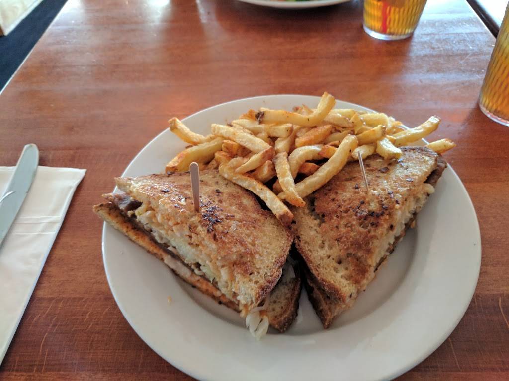 Hugos Restaurant | restaurant | 3320, 12851 Riverside Dr, Valley Village, CA 91607, USA | 8187618985 OR +1 818-761-8985