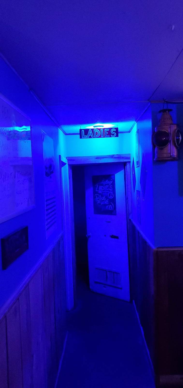 Blu Smoke Tavern | restaurant | 16130 W Andrew Johnson Hwy, Bulls Gap, TN 37711, USA | 4233934258 OR +1 423-393-4258