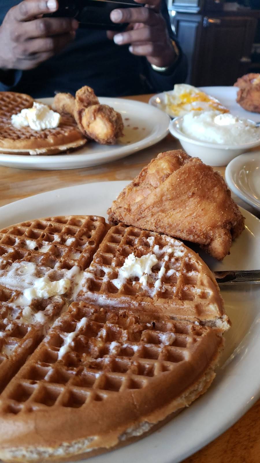 Lo-Los Chicken & Waffles | restaurant | 1220 S Central Ave, Phoenix, AZ 85003, USA | 6023401304 OR +1 602-340-1304