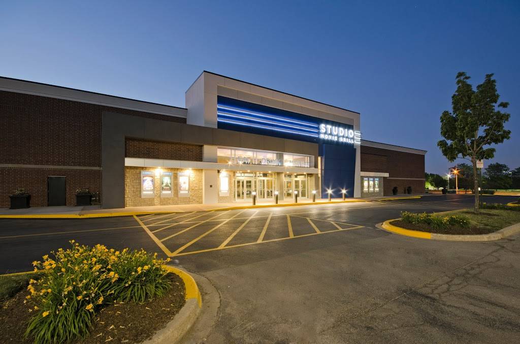 Studio Movie Grill Wheaton | restaurant | 301 Rice Lake Square, Wheaton, IL 60189, USA | 6304809557 OR +1 630-480-9557