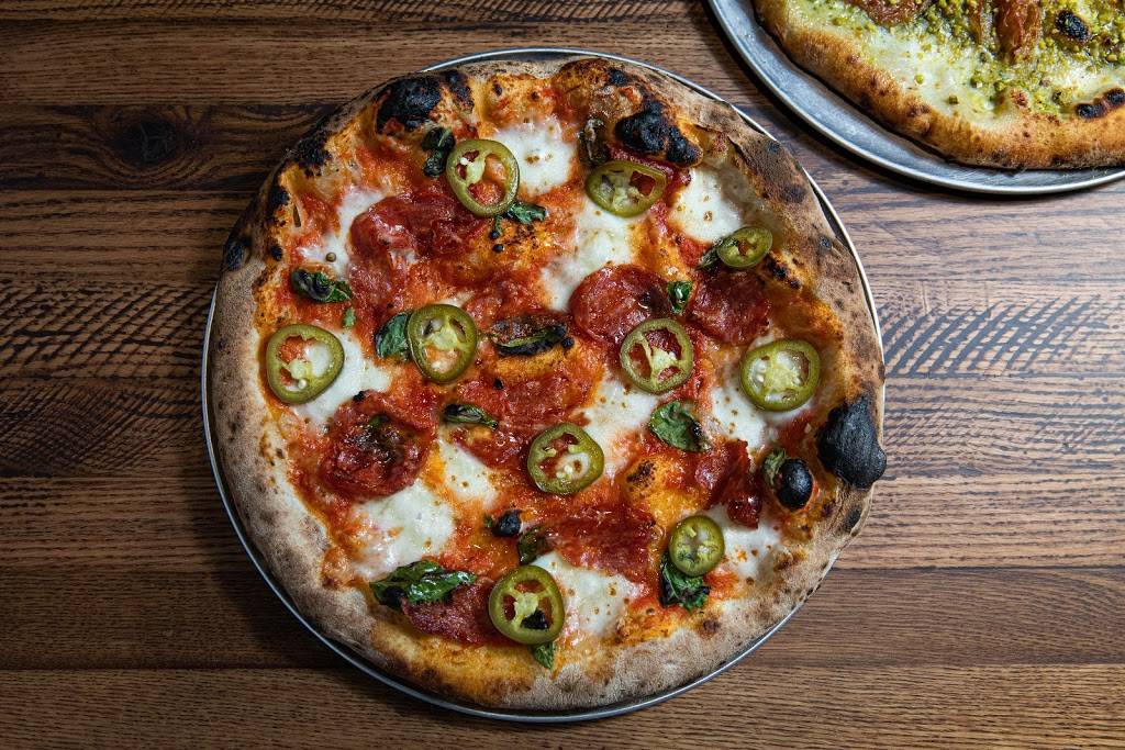Roebuck Pizza | restaurant | 3159 N Broadway, Chicago, IL 60657, USA | 7738572229 OR +1 773-857-2229