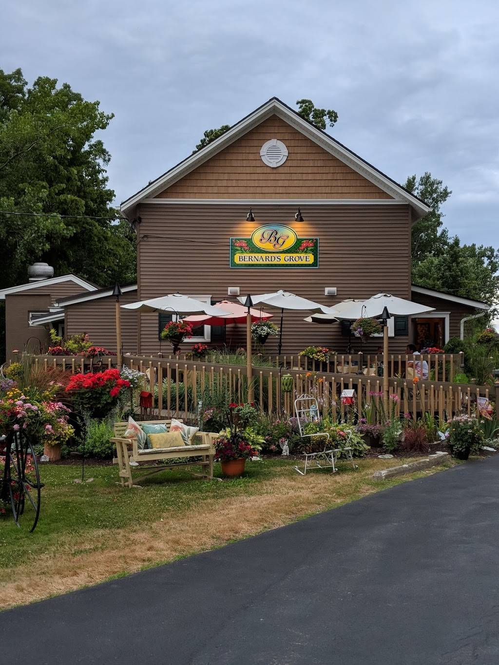 Bernards Grove | restaurant | 187 Long Pond Rd, Rochester, NY 14612, USA | 5852276405 OR +1 585-227-6405