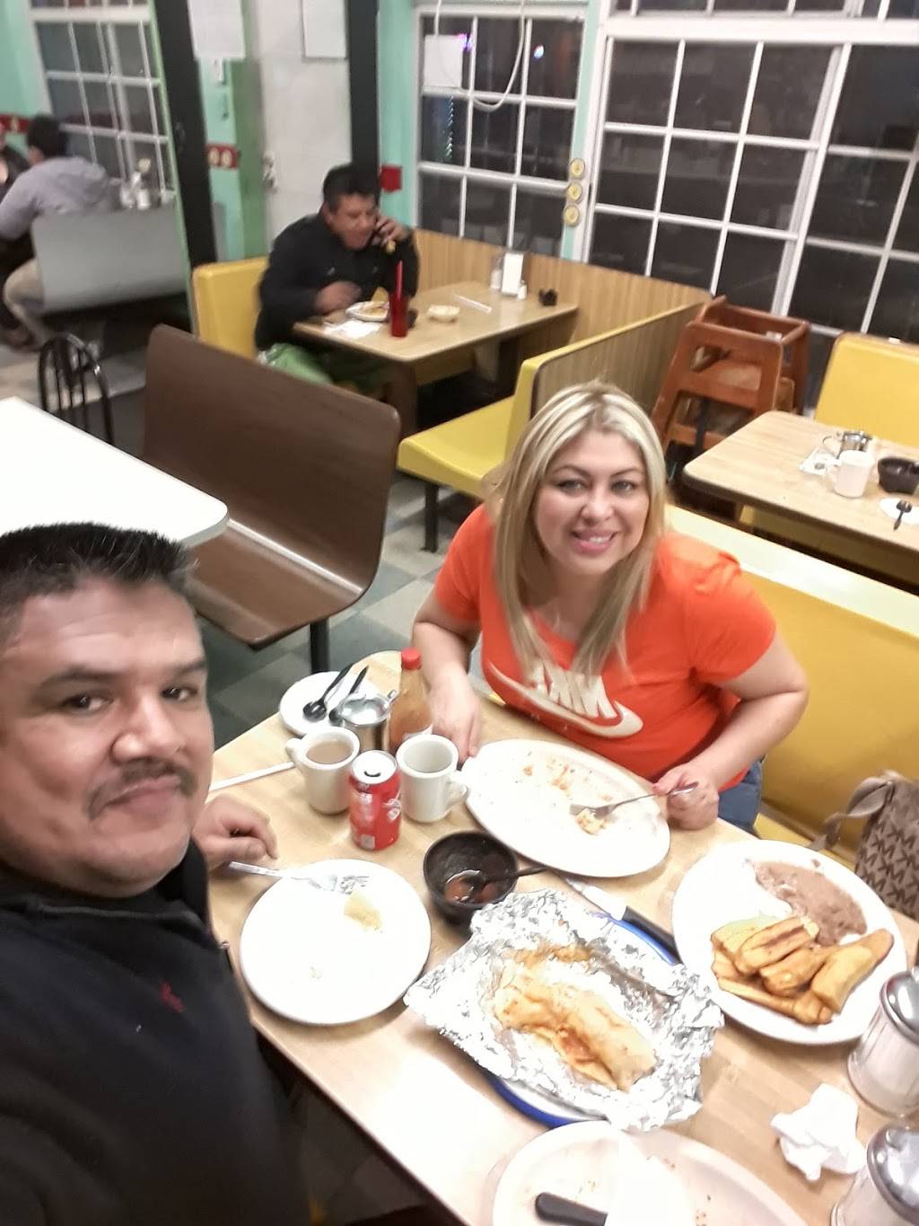 Cafecito Salv | restaurant | 412 W Anaheim St, Long Beach, CA 90813, USA | 5624326021 OR +1 562-432-6021