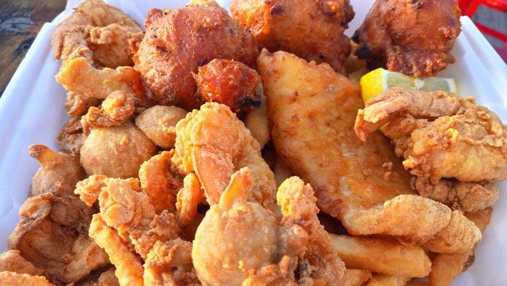 Captain Scotts Lobster Dock | restaurant | 80 Hamilton St, New London, CT 06320, USA | 8604391741 OR +1 860-439-1741