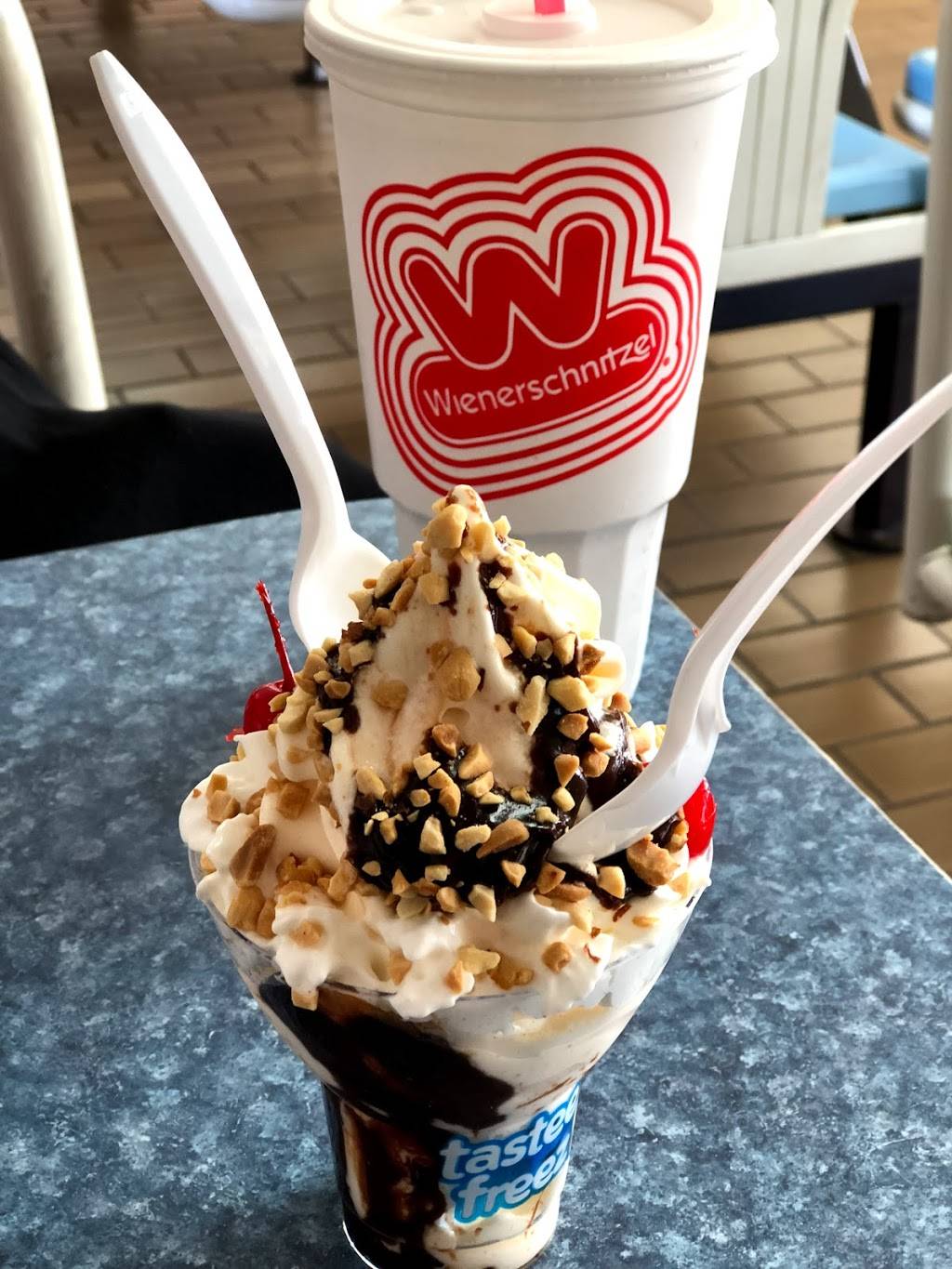 Wienerschnitzel | restaurant | 1212 N Azusa Ave, Covina, CA 91722, USA | 6269667900 OR +1 626-966-7900