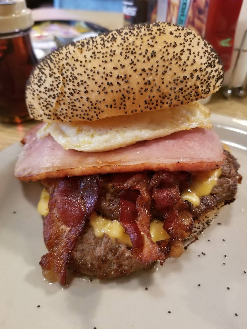 Jakes Burgers and Beer | restaurant | 515 Main St, Fort Worth, TX 76102, USA | 8173325253 OR +1 817-332-5253