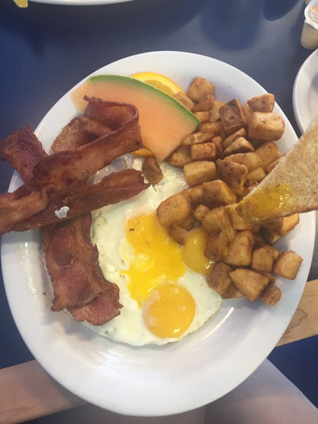 Daybreak | restaurant | 547 Holland St W, Bradford, ON L3Z 0C1, Canada | 9057751300 OR +1 905-775-1300