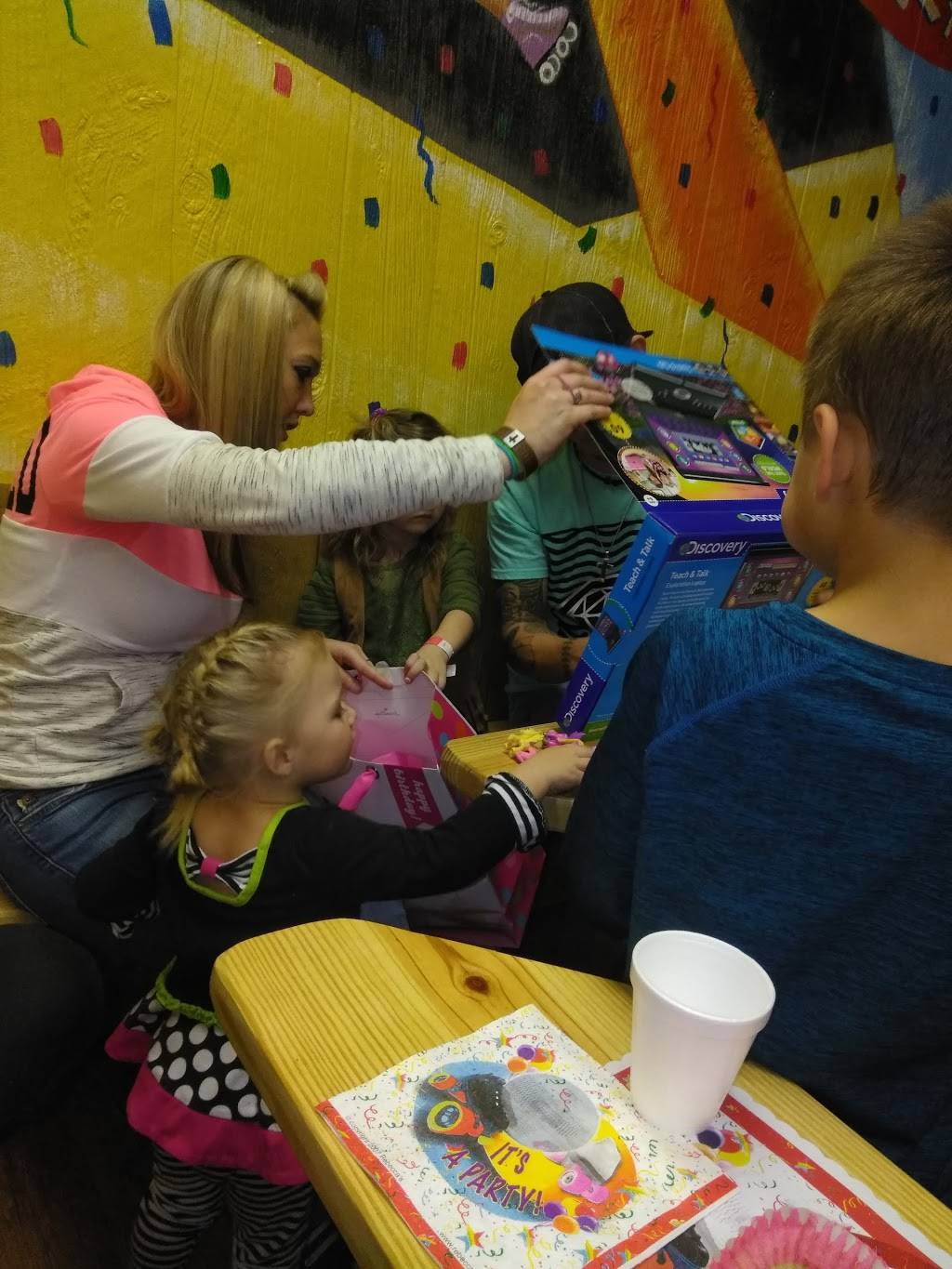 Cleveland Skate Place | meal takeaway | 2100 Candies Ln NW, Cleveland, TN 37312, USA | 4234721010 OR +1 423-472-1010