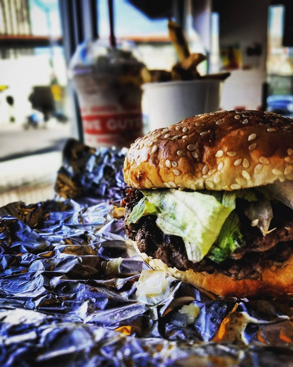 Five Guys | meal takeaway | 6477 N Sheridan Rd, Chicago, IL 60626, USA | 7732629810 OR +1 773-262-9810