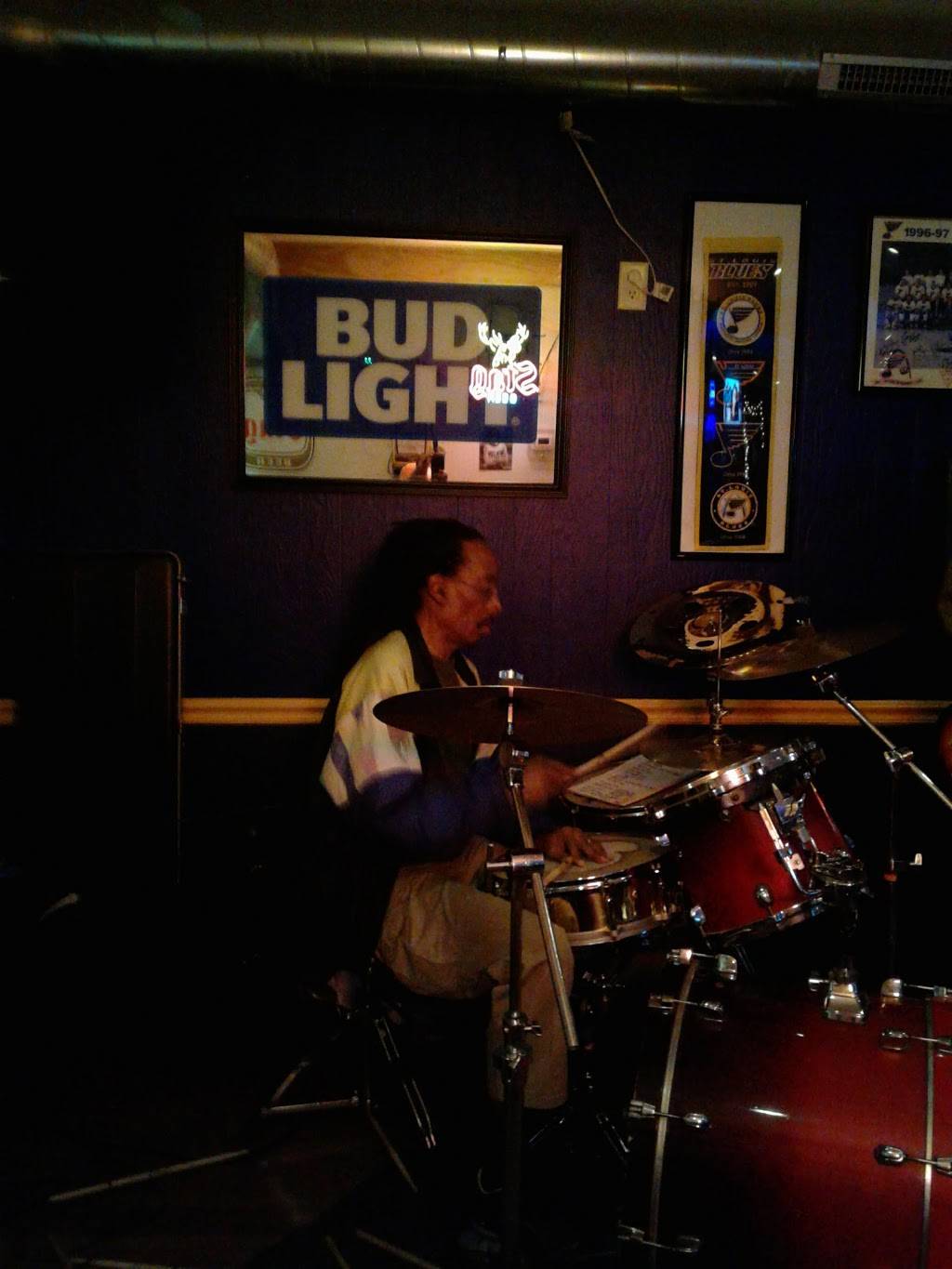 Arena Bar & Grill | restaurant | 5760 W Park Ave, St. Louis, MO 63110, USA | 3146467171 OR +1 314-646-7171