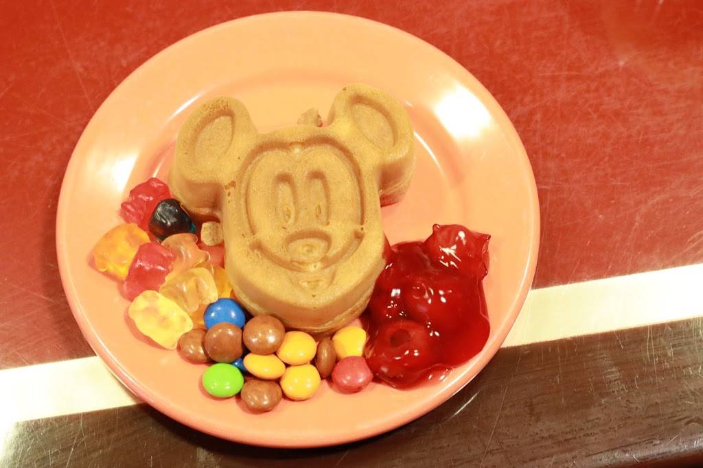 Chef Mickeys | restaurant | 4600 World Dr, Orlando, FL 32830, USA | 4079393463 OR +1 407-939-3463