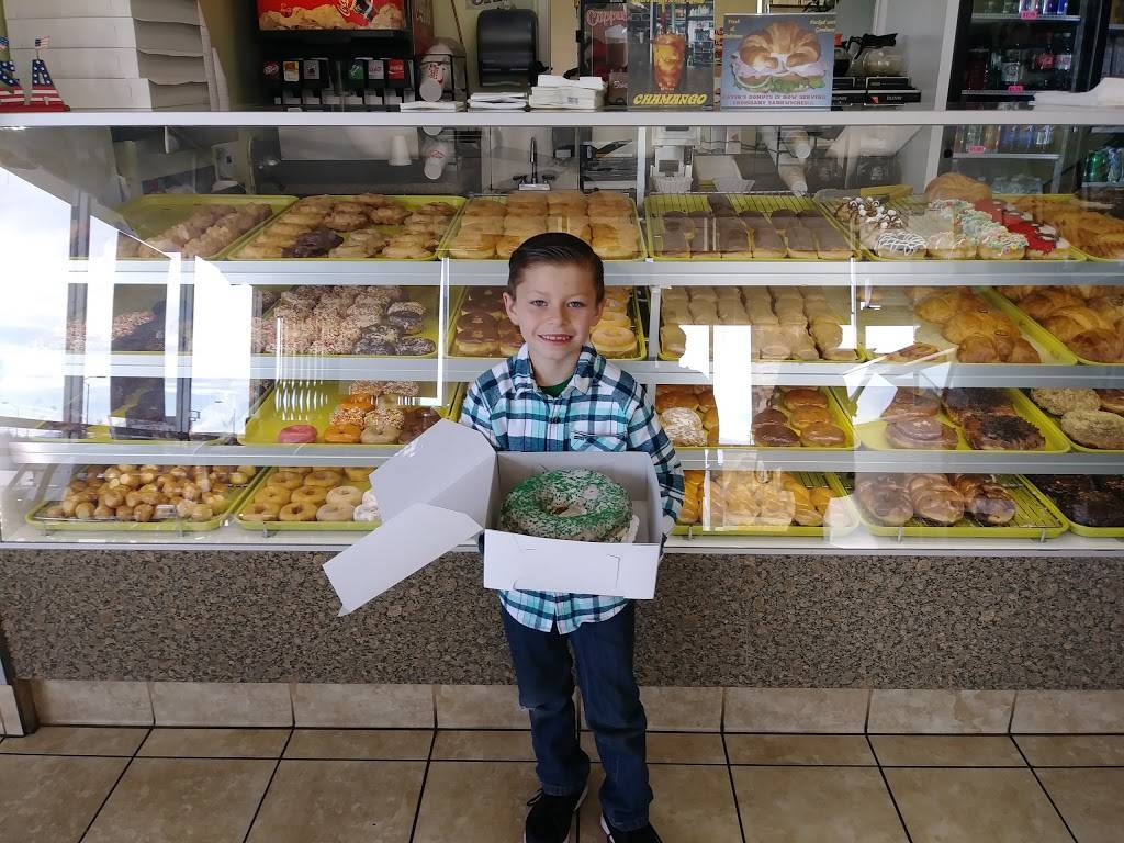 Ravins Donuts & Ice Cream | restaurant | 14664 7th St, Victorville, CA 92395, USA | 7608813545 OR +1 760-881-3545