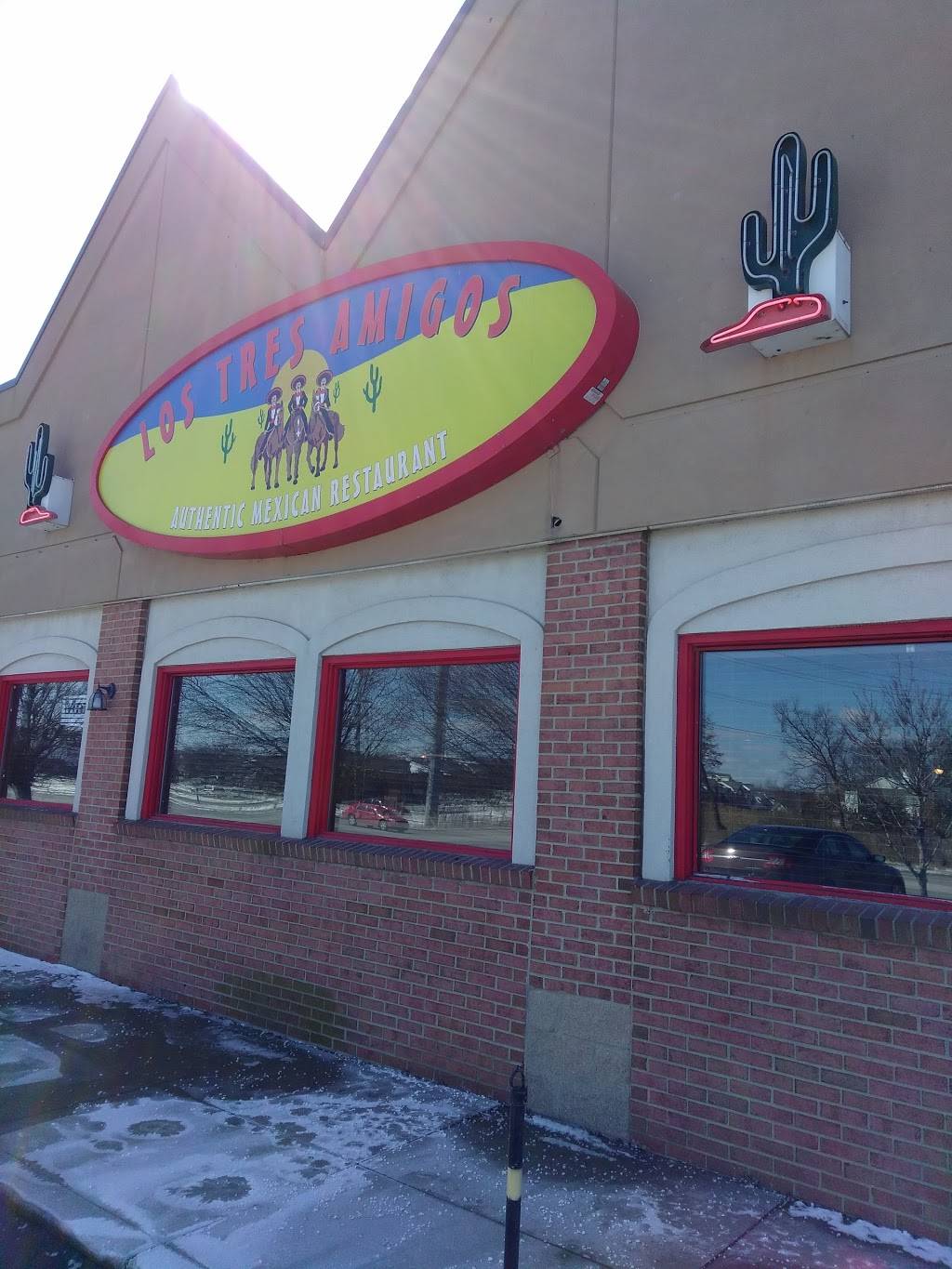 Los Tres Amigos Howell | restaurant | 4184 E Grand River Ave, Howell, MI 48843, USA | 5175458340 OR +1 517-545-8340