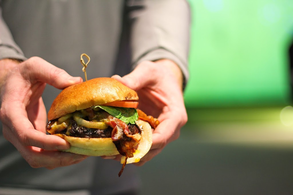 LiveGolf Studios at Muskegon Country Club | restaurant | 2801 Lakeshore Dr, Muskegon, MI 49441, USA | 2317553737 OR +1 231-755-3737