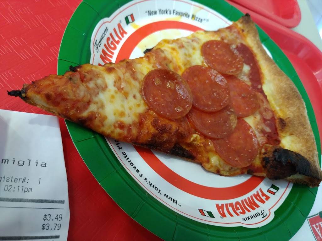 Famous Famiglia Pizzeria | restaurant | 1560 Mall Dr, Norfolk, VA 23511, USA | 7572826624 OR +1 757-282-6624