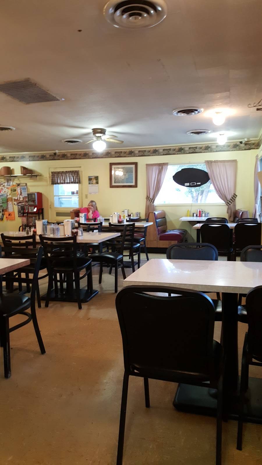 Hi-way cafe | cafe | 320 US-24, Salisbury, MO 65281, USA | 6603885504 OR +1 660-388-5504