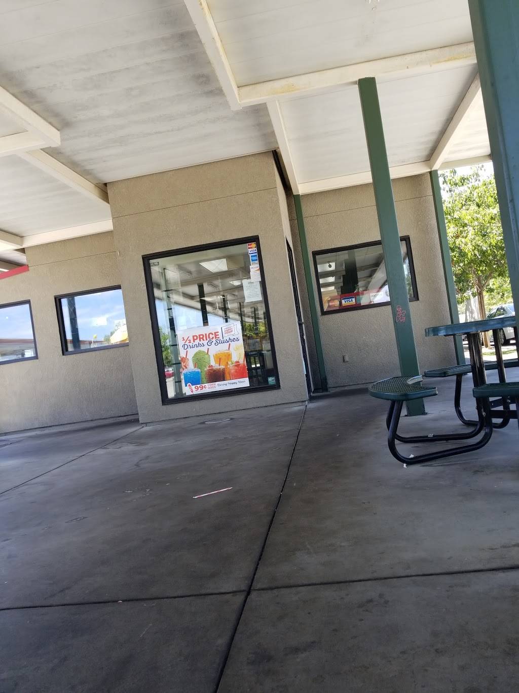 Sonic Drive-In | restaurant | 4687 N Blackstone Ave, Fresno, CA 93726, USA | 5592219300 OR +1 559-221-9300