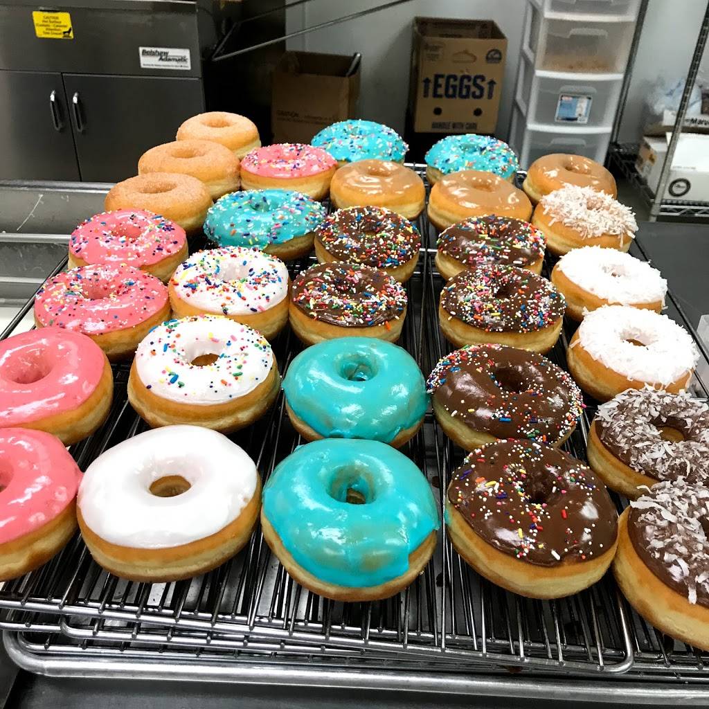 Snowflake donuts | restaurant | 7010 Woodridge Dr, Houston, TX 77087, USA | 8327425578 OR +1 832-742-5578