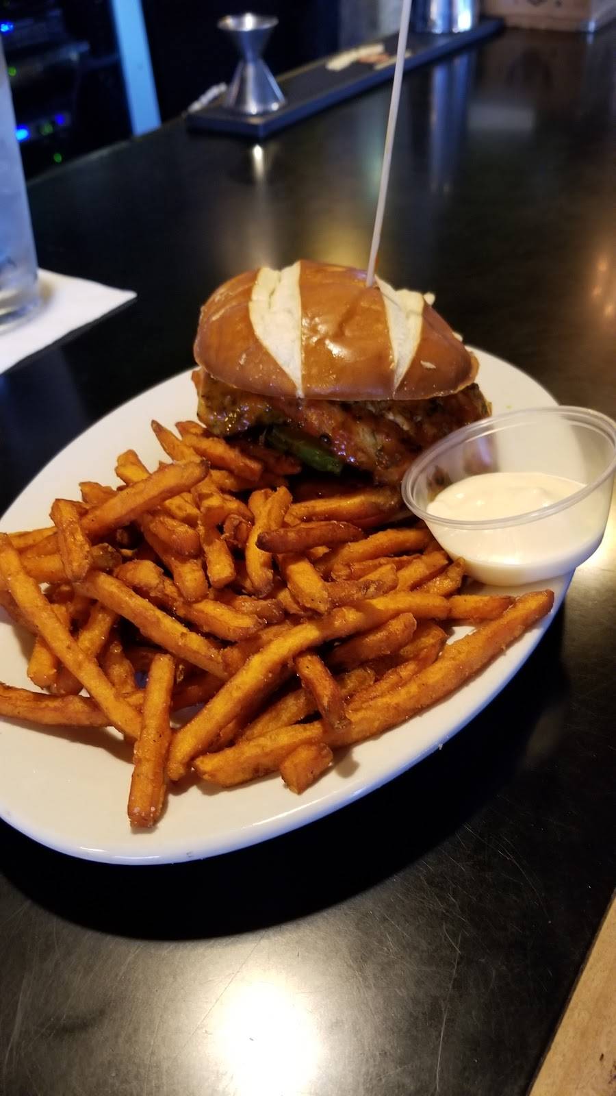 Holiday Club | restaurant | 4000 N Sheridan Rd, Chicago, IL 60613, USA | 7733489600 OR +1 773-348-9600