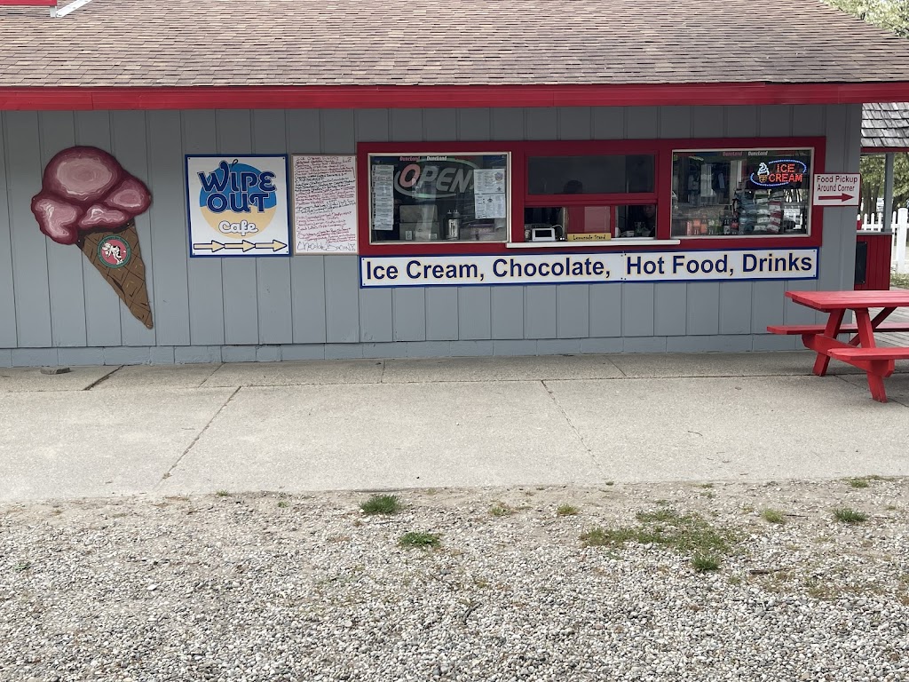 Wipe Out Cafe LLC | restaurant | 1951 N 24th Ave STE B, Mears, MI 49436, USA | 2313018353 OR +1 231-301-8353