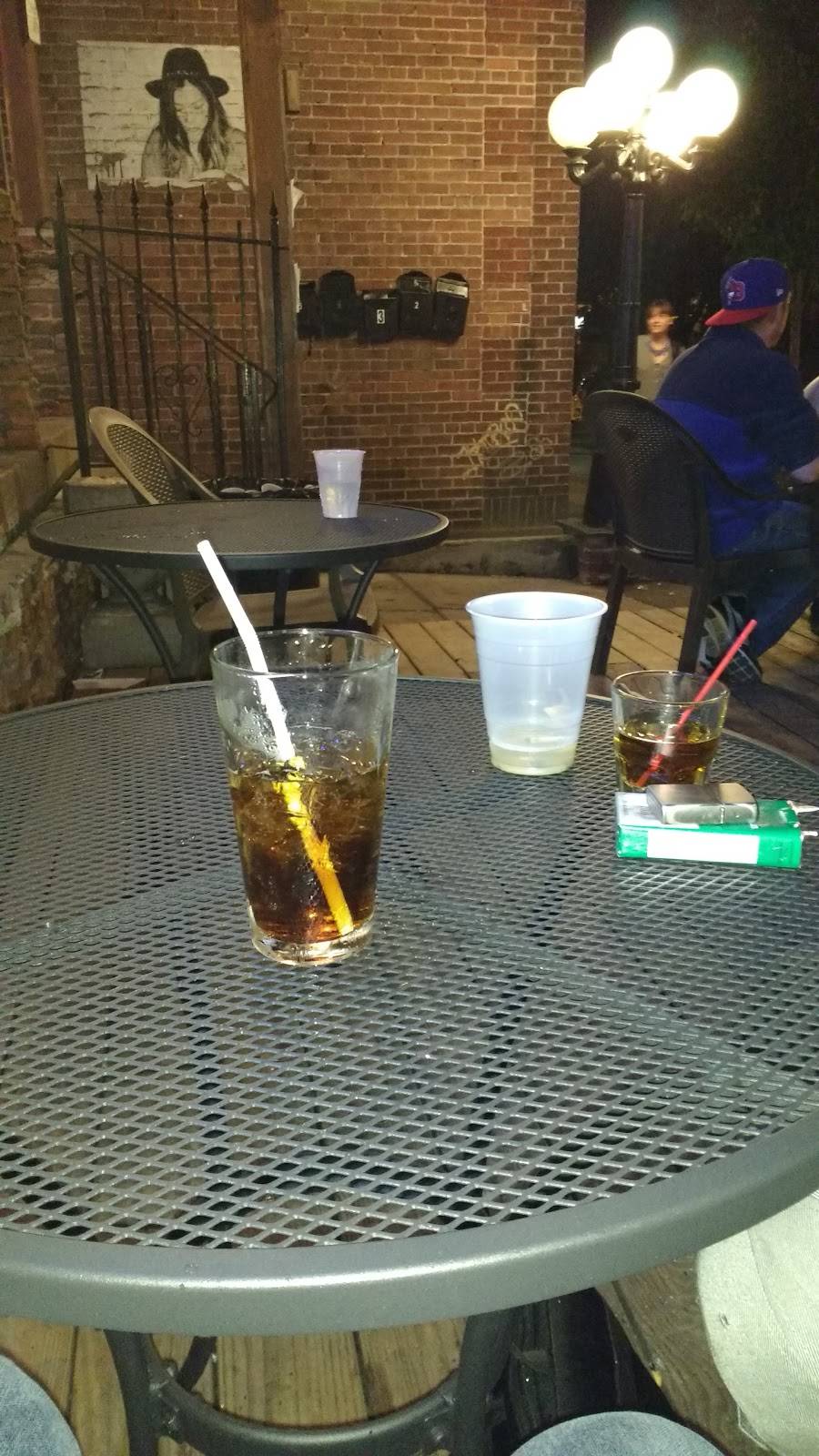 Frizzys Bar & Grill | restaurant | 140 Allen St, Buffalo, NY 14201, USA | 7168835077 OR +1 716-883-5077