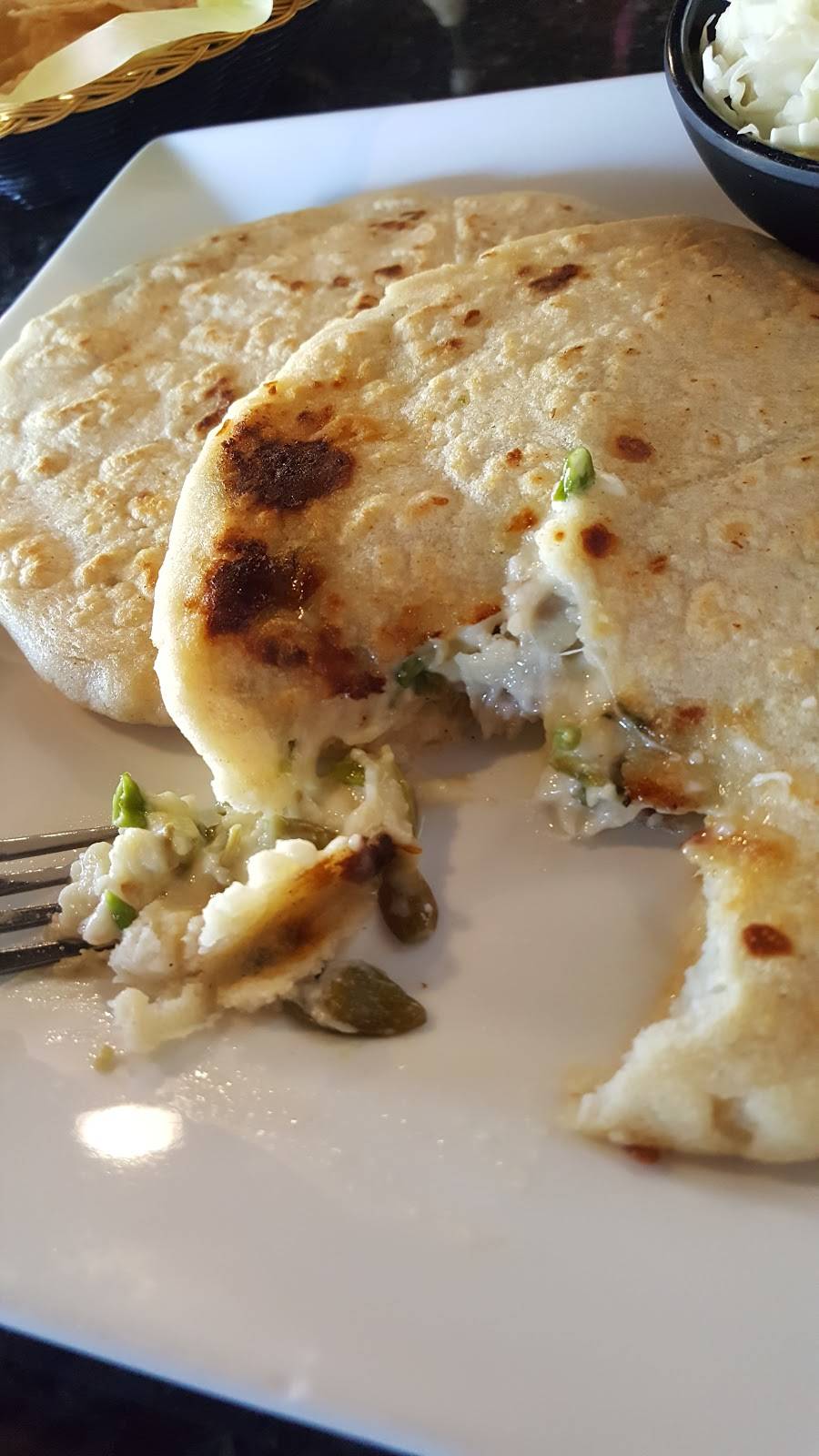 Sirenitas Restaurant | restaurant | 410 W Willow St, Long Beach, CA 90806, USA | 5624274887 OR +1 562-427-4887