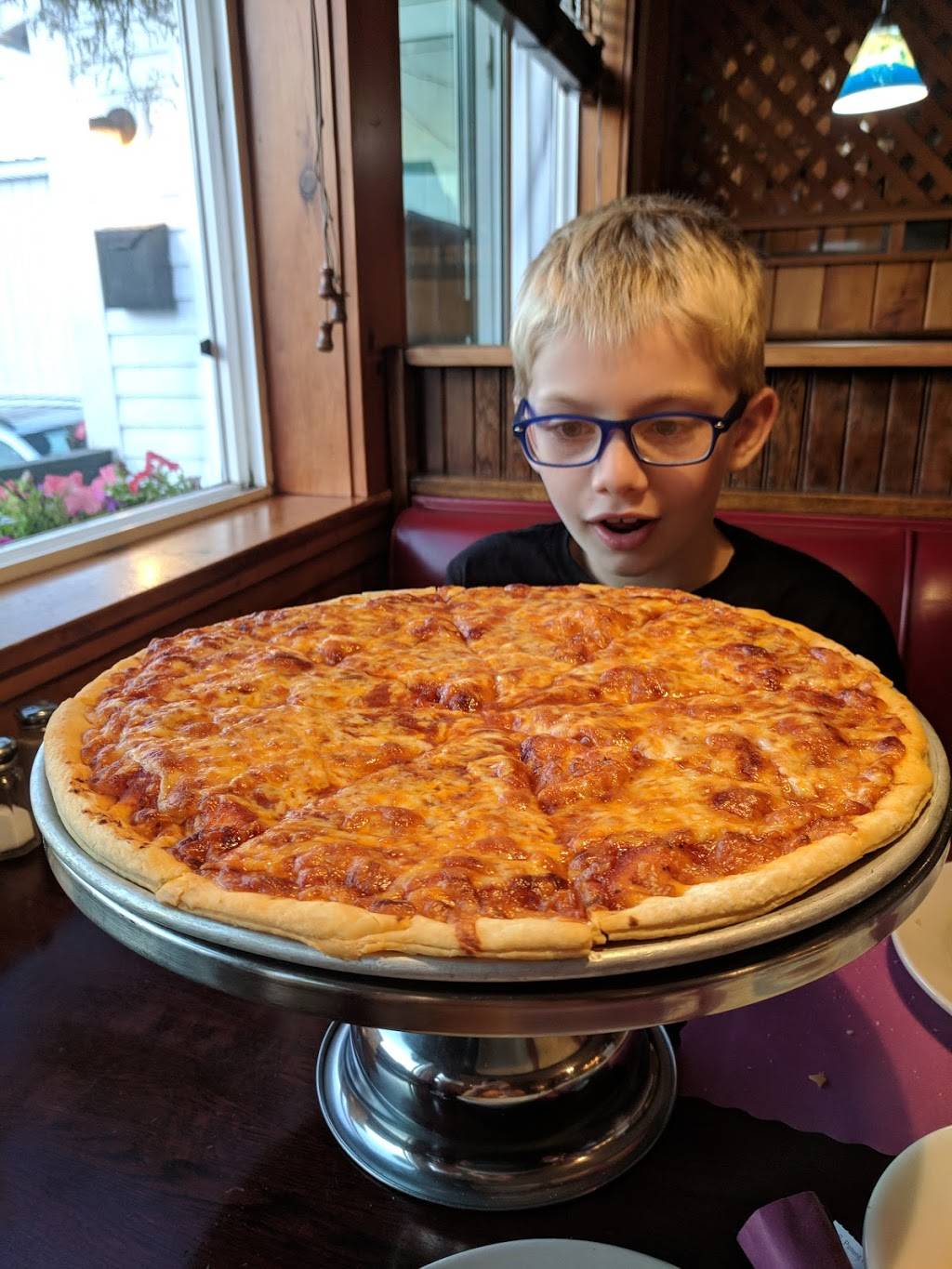 Marias Pizza | restaurant | 35 Pearl St, Gloucester, MA 01930, USA | 9782837373 OR +1 978-283-7373