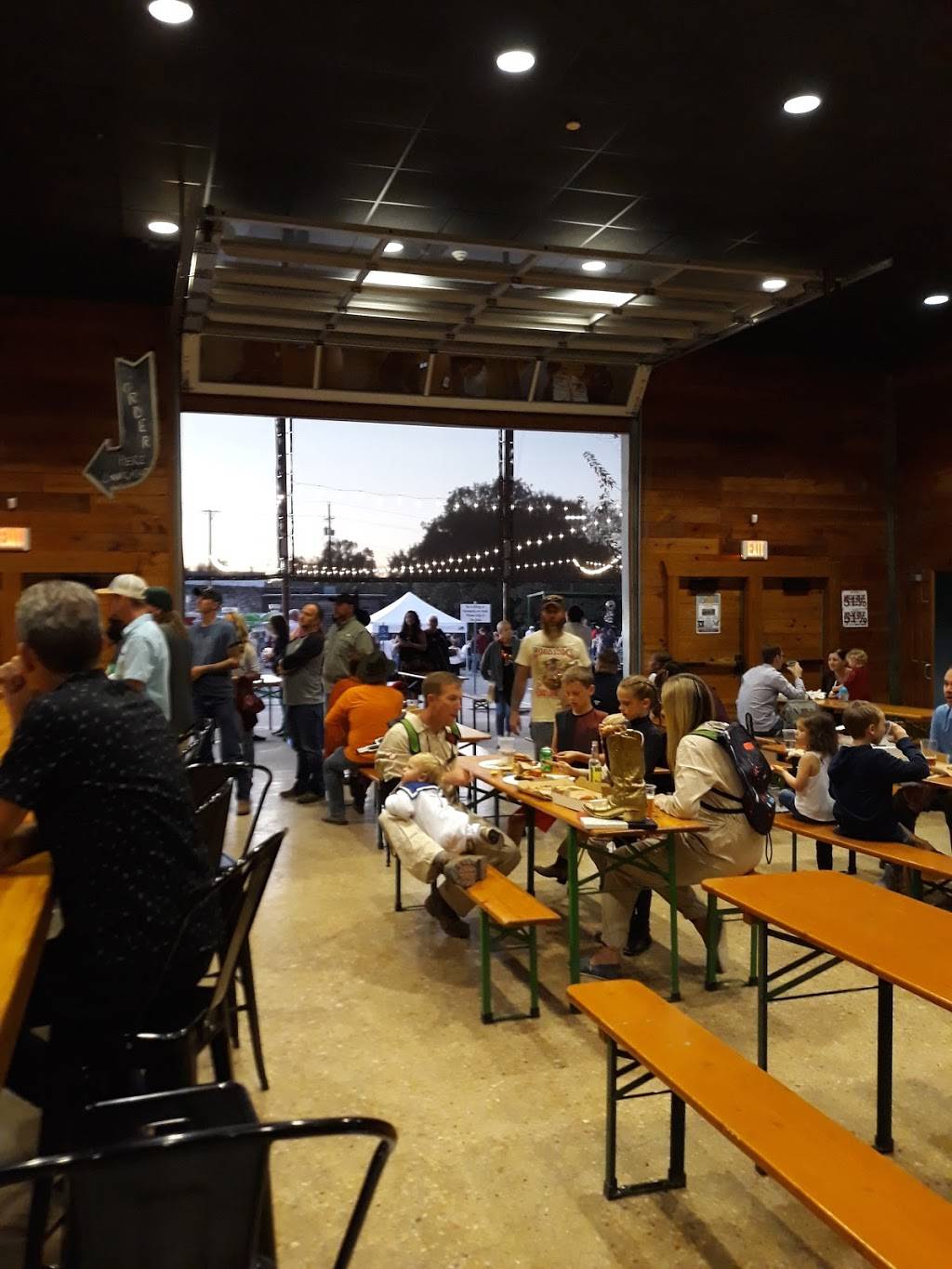 Barrow Brewing Company | restaurant | 108 Royal St, Salado, TX 76571, USA | 2549473544 OR +1 254-947-3544