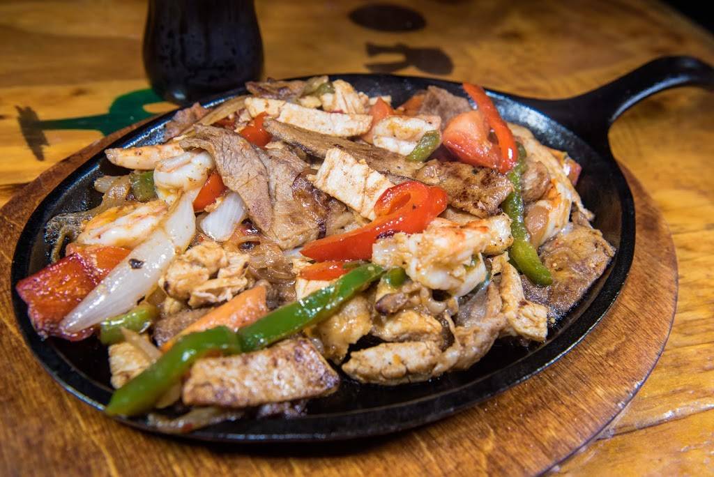 Los Reyes Market and Restaurant Collinsville | restaurant | 69 W Main St, Collinsville, AL 35961, USA | 2565242298 OR +1 256-524-2298