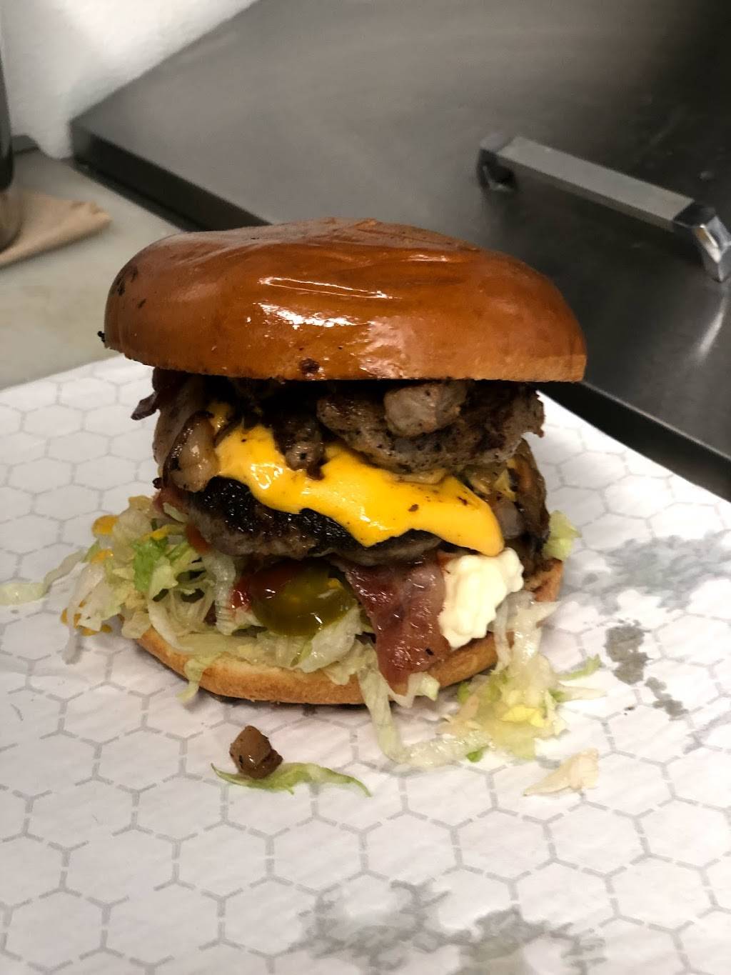 Dibens Burgers & Wings | restaurant | 5604 S Congress Ave, Austin, TX 78745, USA | 5127200725 OR +1 512-720-0725