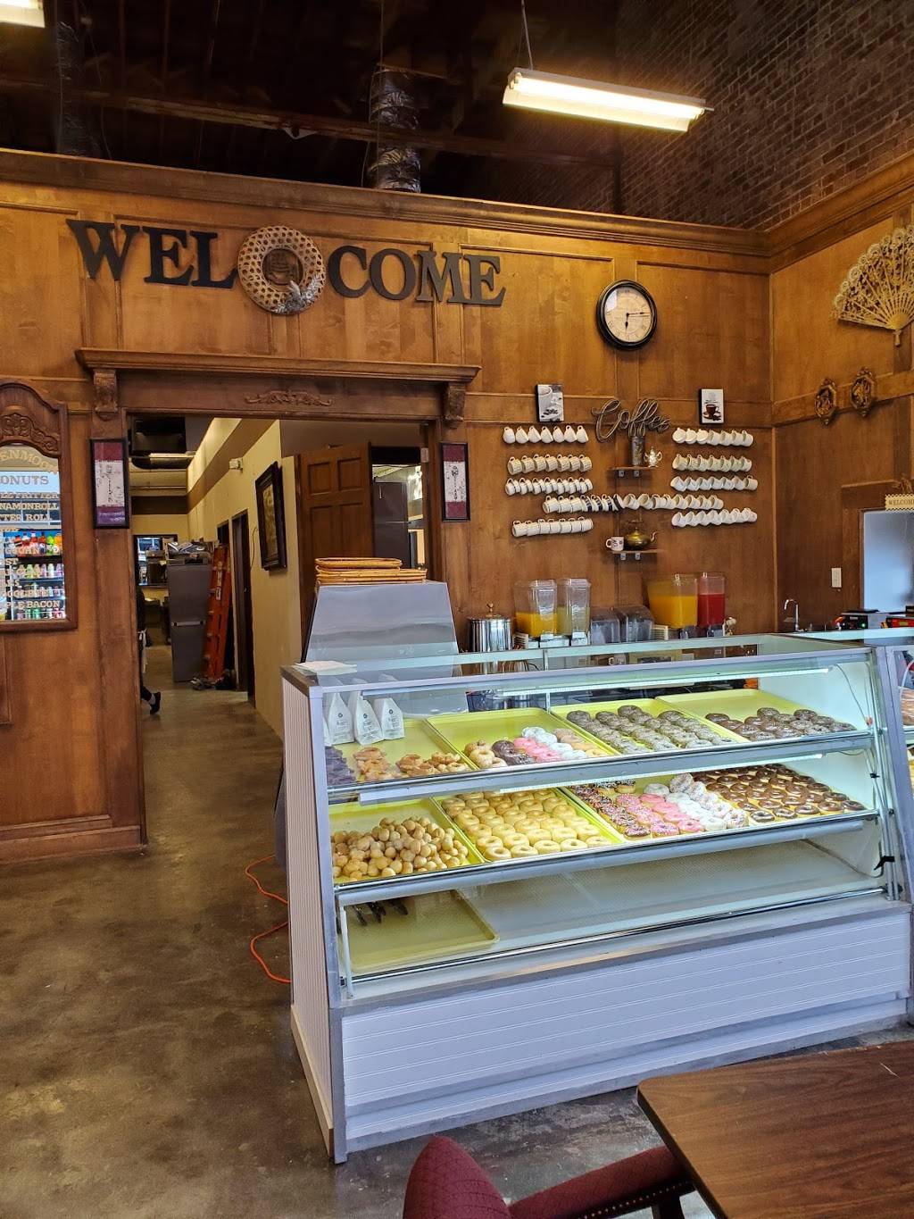 Seven Moon Donuts & Coffee | restaurant | 260 Poplar Ave, Memphis, TN 38103, USA | 9012492944 OR +1 901-249-2944