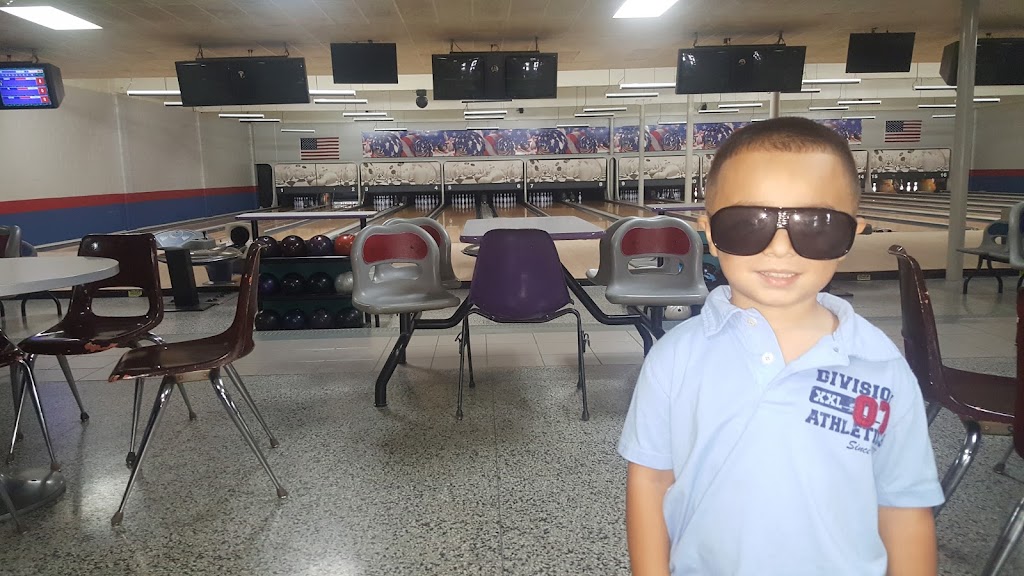 Legendary Lanes | restaurant | 104 E 13th St, Huntingburg, IN 47542, USA | 8126849190 OR +1 812-684-9190