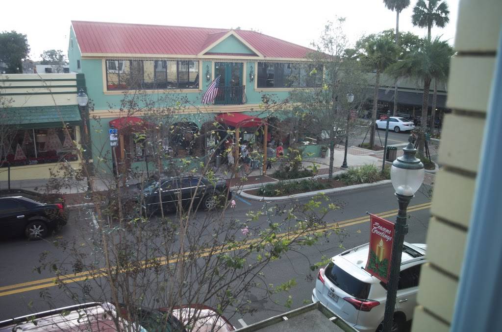 The Lost Parrot | restaurant | 100 E 4th Ave, Mt Dora, FL 32757, USA | 3527292685 OR +1 352-729-2685