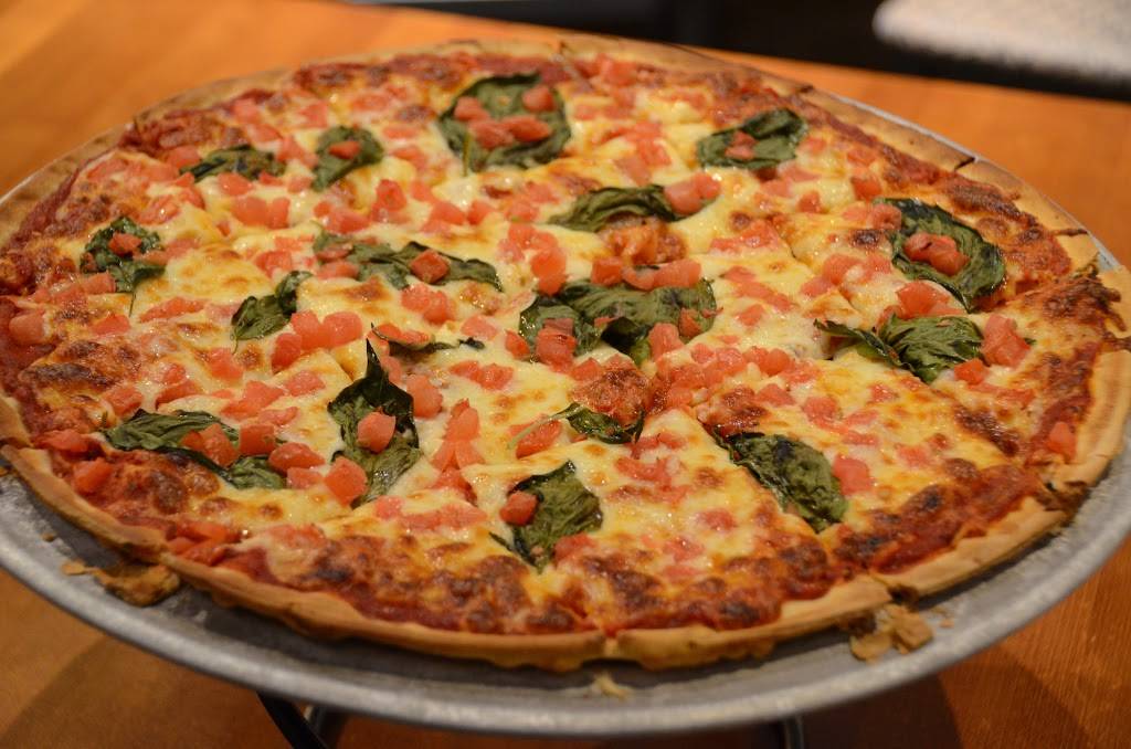 Park Avenue Pizza Company | restaurant | 121 Park Ave, Pewaukee, WI 53072, USA | 2626910503 OR +1 262-691-0503