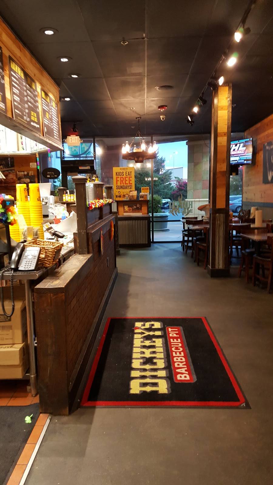 Dickeys Barbecue Pit | restaurant | 1586 Gateway Blvd, Fairfield, CA 94533, USA | 7074005040 OR +1 707-400-5040