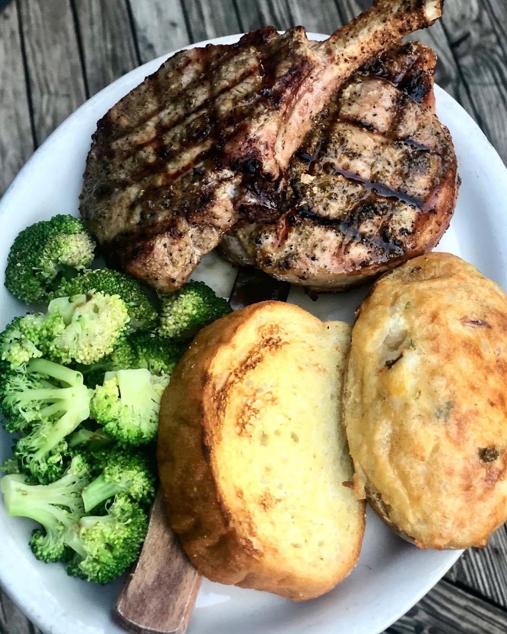 Waterfront Grill | restaurant | 5201 Desiard Street, Monroe, LA 71203, USA | 3183450064 OR +1 318-345-0064