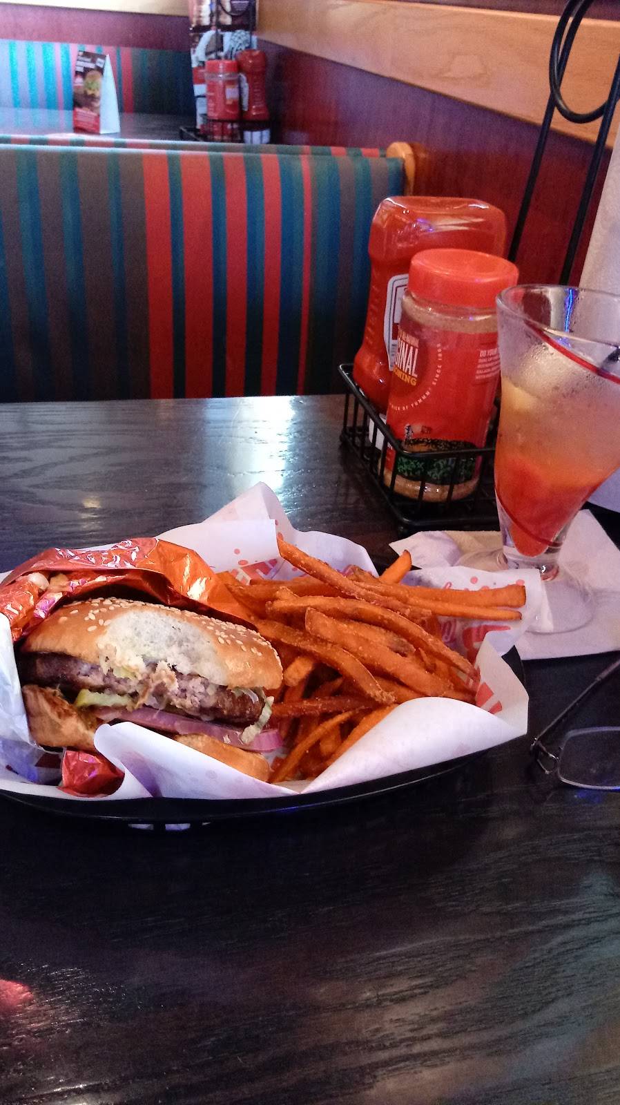 Red Robin Gourmet Burgers and Brews | restaurant | 3310 Daniels Rd #102, Winter Garden, FL 34787, USA | 4076540626 OR +1 407-654-0626